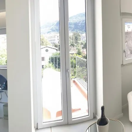 לינה וארוחת בוקר Younique 3*