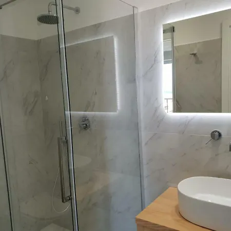 Younique לינה וארוחת בוקר 3*